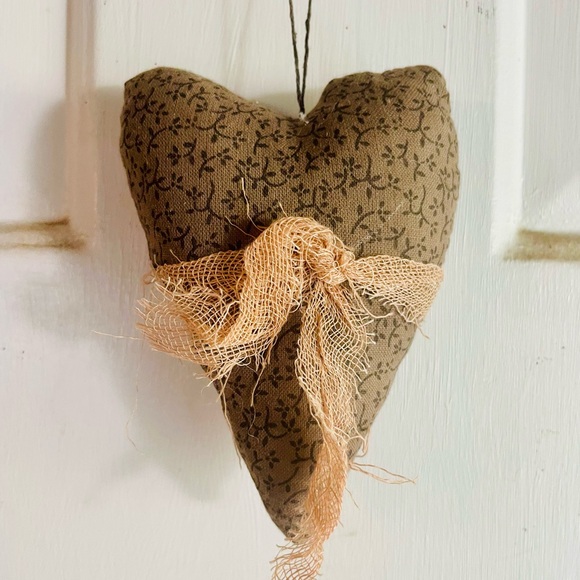 *Primitive Stuffed Floral Heart Ornament - Picture 6 of 14